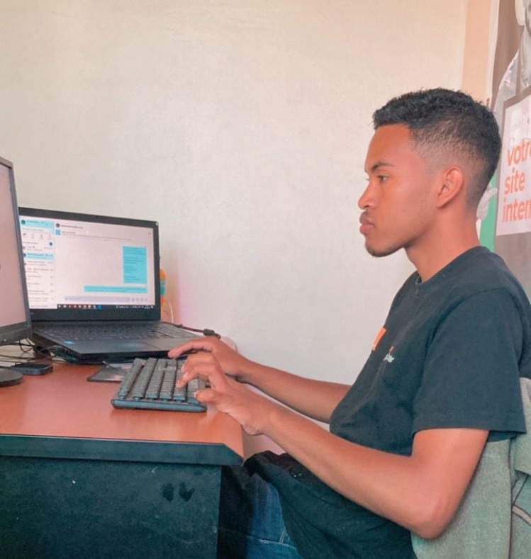 Michael Rakotondraibe travaillant sur un site web à son bureau